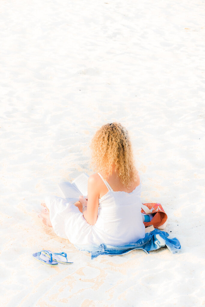 Lectrice sur la plage