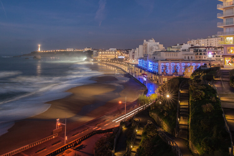 La plage by night